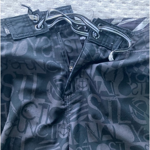 Lost boardshorts - Picture 4 of 8